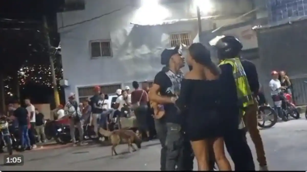 SE PRENDIÓ TRIFULCA COLECTIVA en la que hasta un policía llevó (VIDEO)