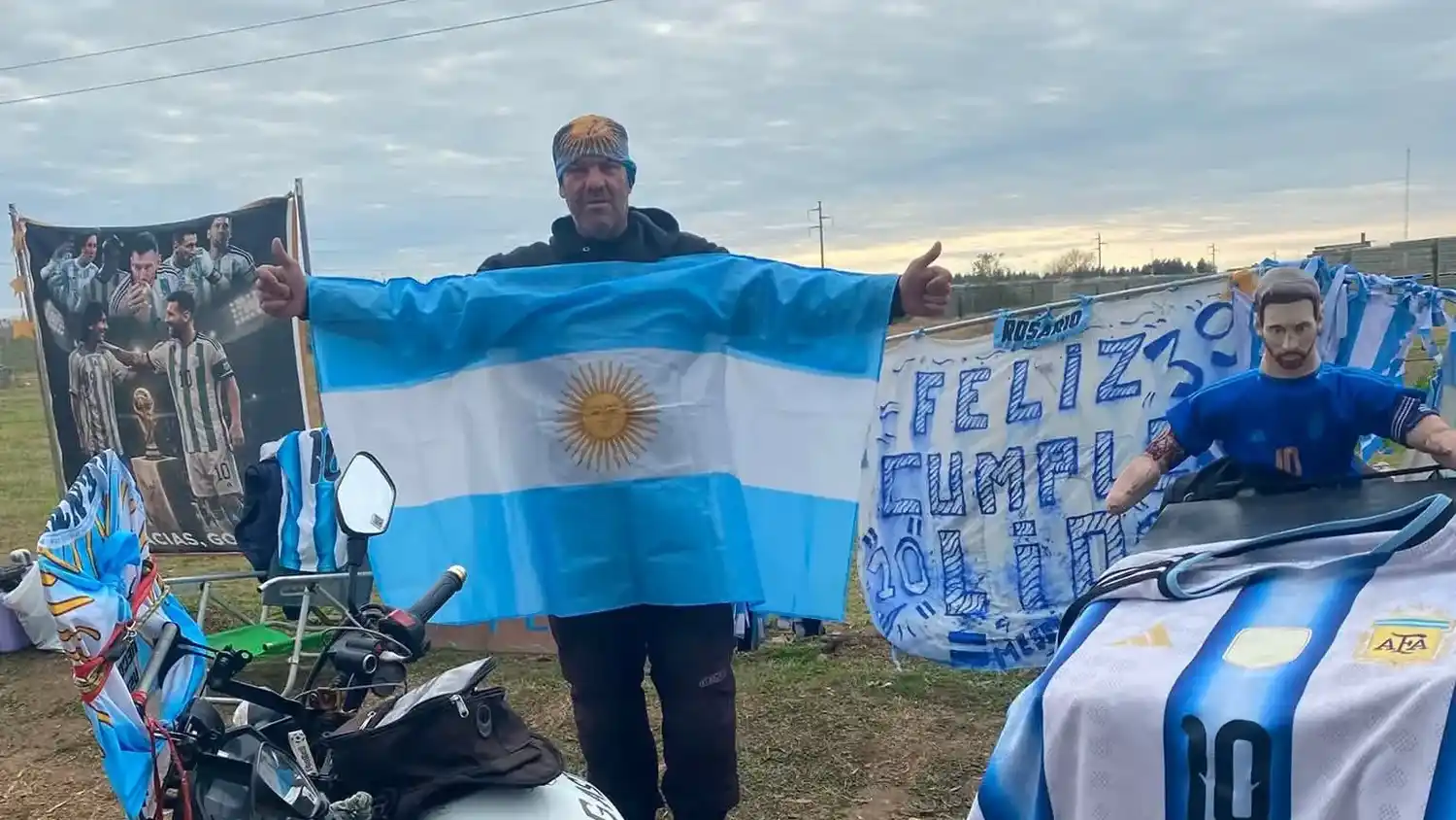 Gastón Mónaco, cada vez más cerca de cumplir el sueño de que Lionel Messi le firme la moto solidaria