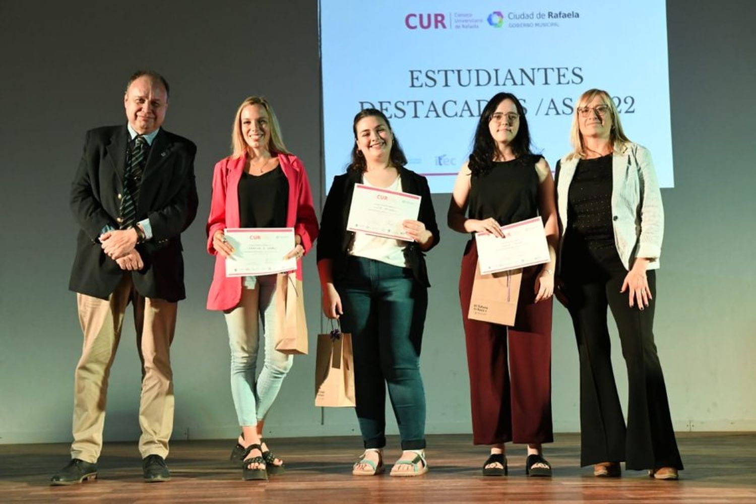 El Consejo Universitario distinguió a 62 estudiantes de distintas carreras