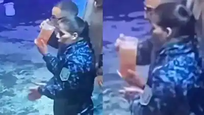 Suspendieron al policía que filmaron bebiendo en la puerta de un boliche mientras trabajaba