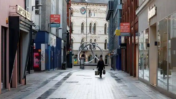 El Reino Unido entrará en una cuarentena estricta para contener la nueva ola de COVID-19