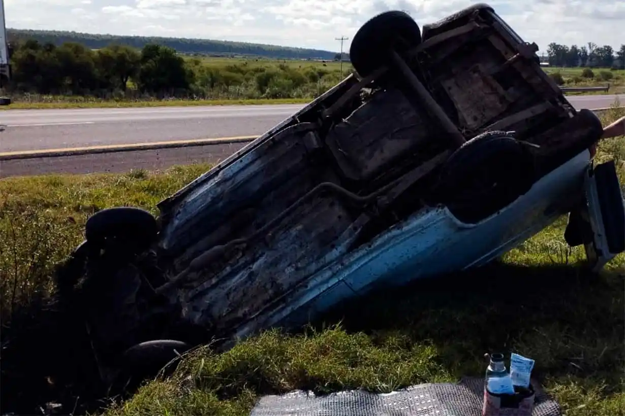 Una camioneta que transportaba pedidos de Mercado Libre volcó en la Autovía 14