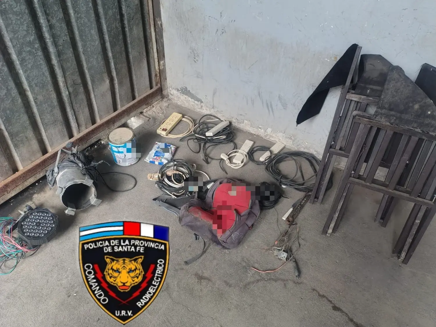 Detuvieron a un hombre de 31 años con prolongaciones, luces, cables y hasta un tacho de pintura