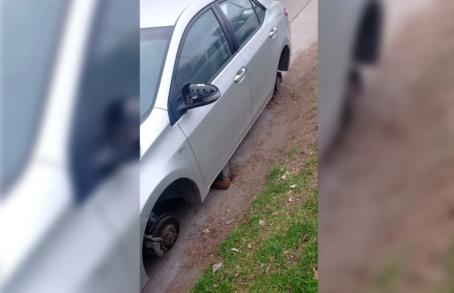 Le dejaron el auto arriba de unos tacos