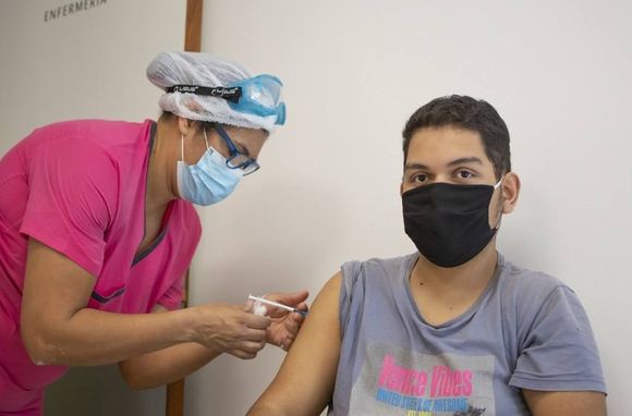 Coronavirus: comienza la vacunación con segundas dosis a los adolescentes con factores de riesgo