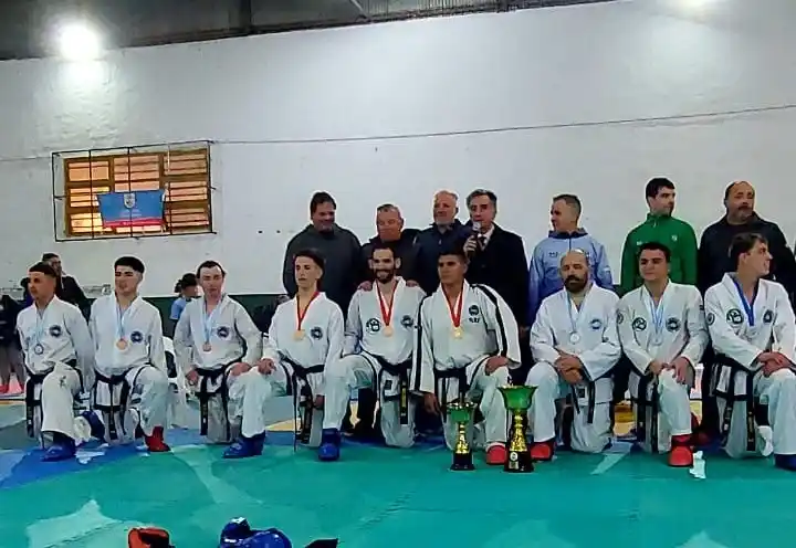 El podio de la competencia por equipos, con Necochea segundo