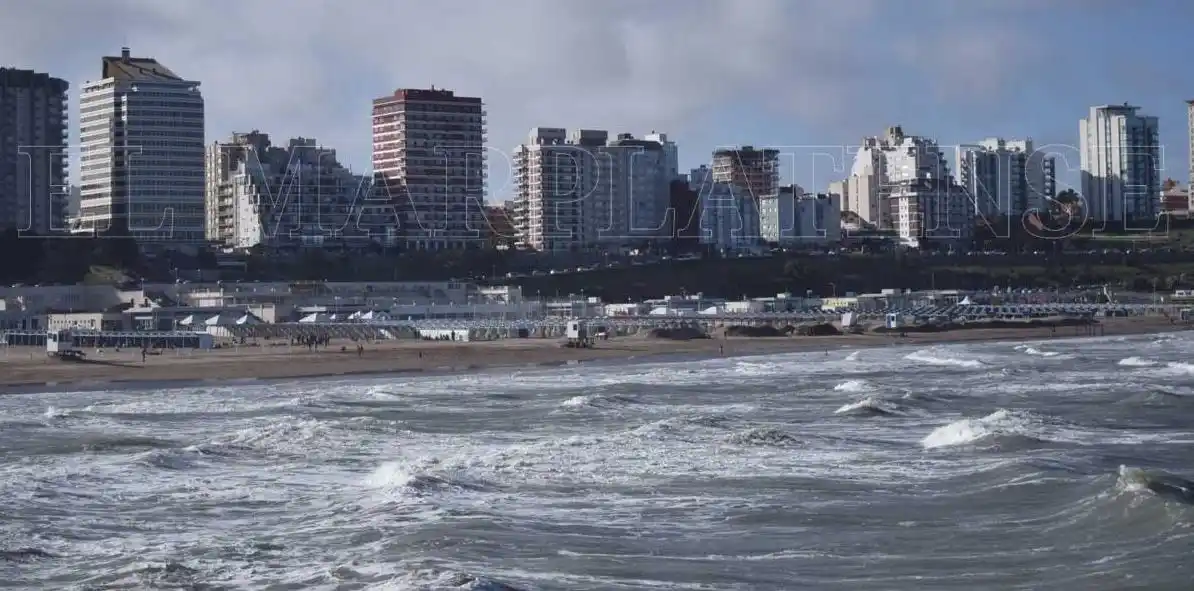 Un miércoles frío, con cielo parcialmente nublado en Mar del Plata