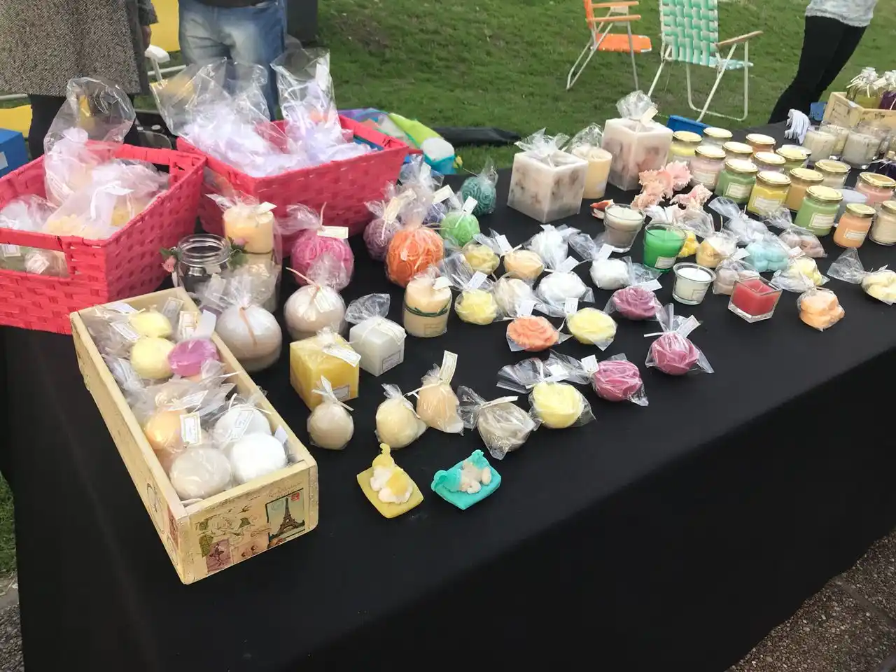 Los artesanos de Hecho en Crespo, exponen en Plaza Sarmiento