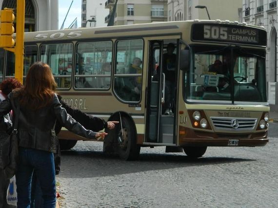 Se levantó la medida de fuerza y mañana los colectivos funcionarán con normalidad