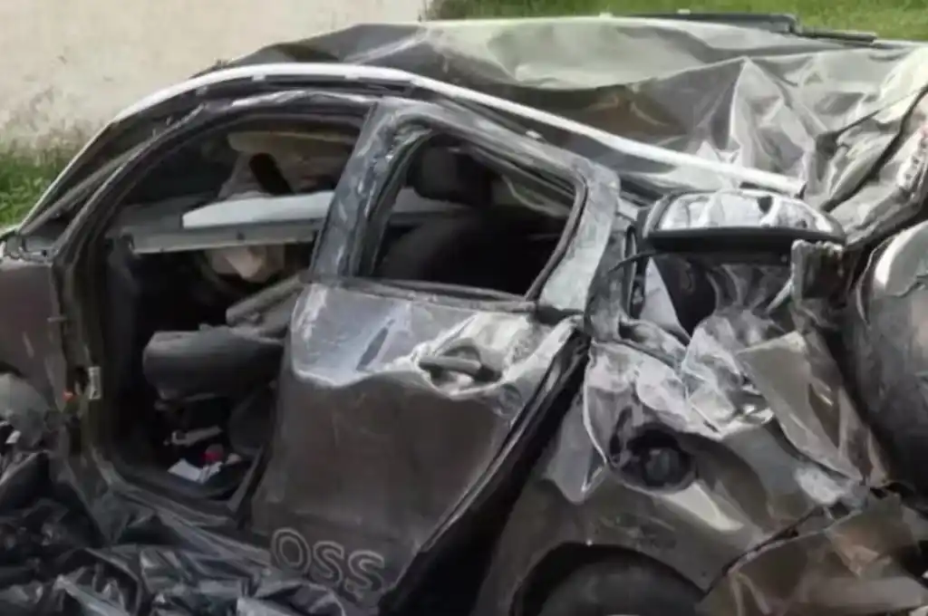 El auto quedó completamente destruido tras caer por la escalinata y volcar varias veces (Foto: G1)