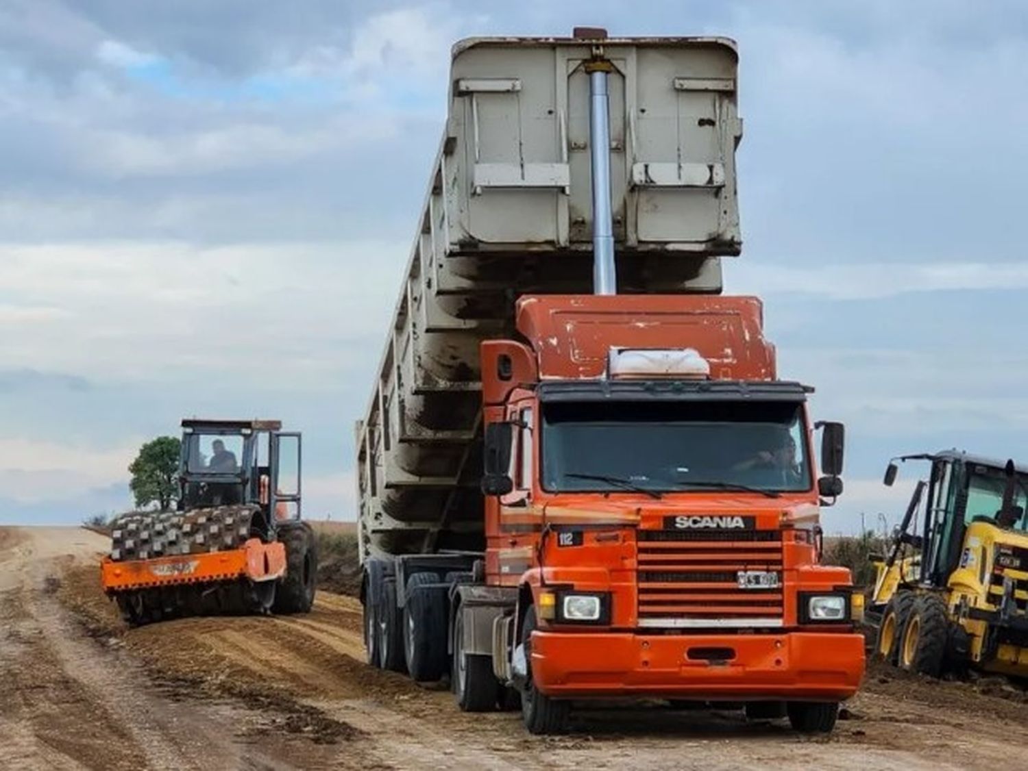 Trabajan en la reposición de suelo calcáreo y ripio en caminos rurales del Departamento Gualeguaychú