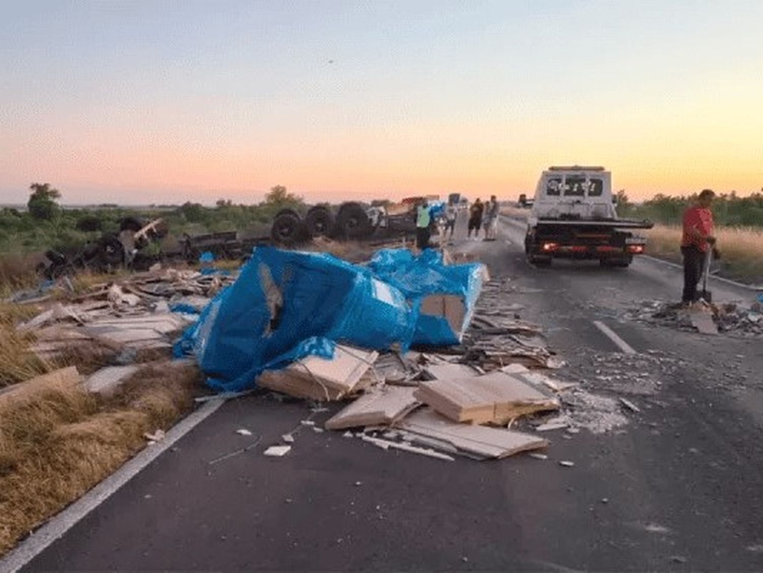 Un auto y tres camiones chocaron en el enlace Victoria – Rosario