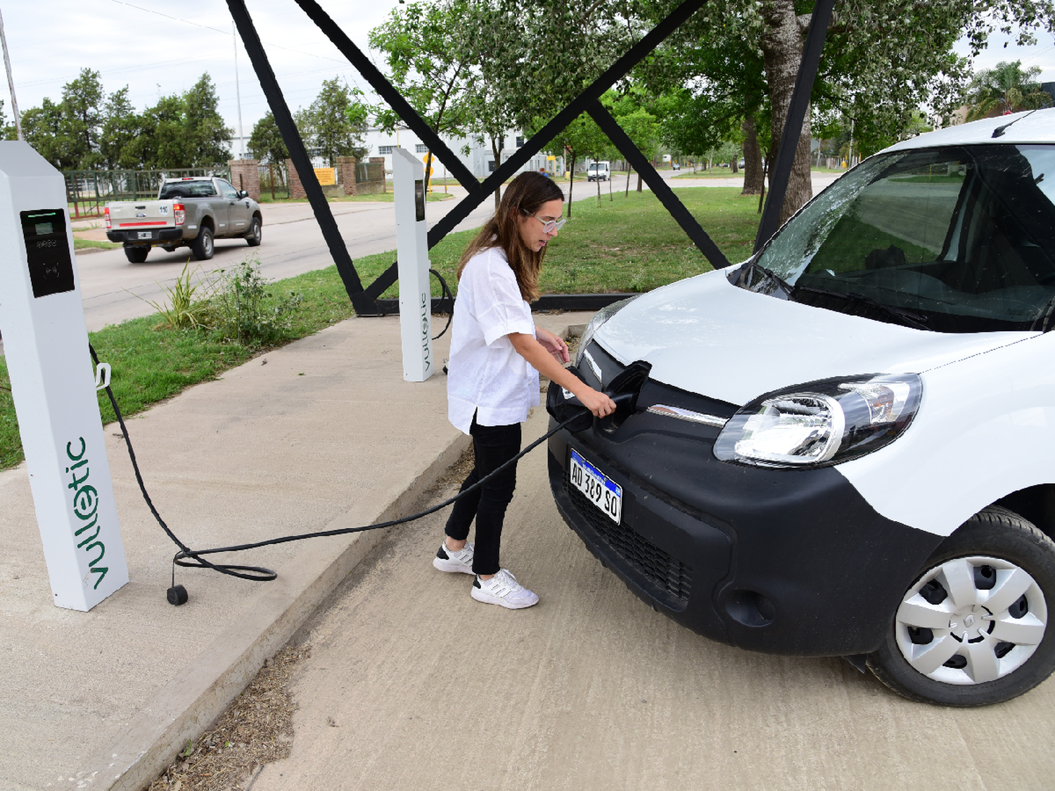 Autos eléctricos: con lugar de carga pero escasa oferta  