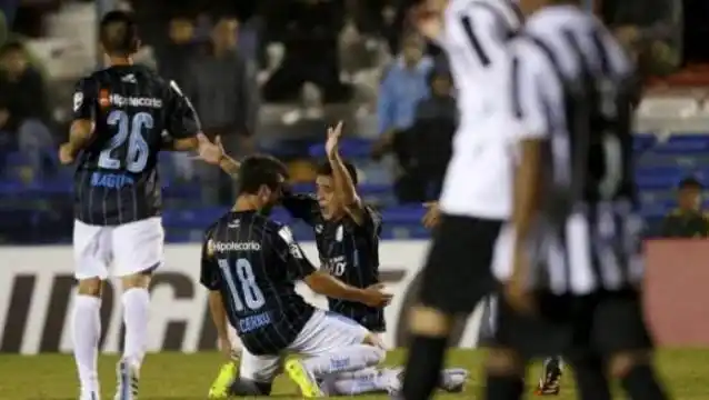 Racing le gana 2 a 0 a Wanderers y tiene un pie en cuartos de final 