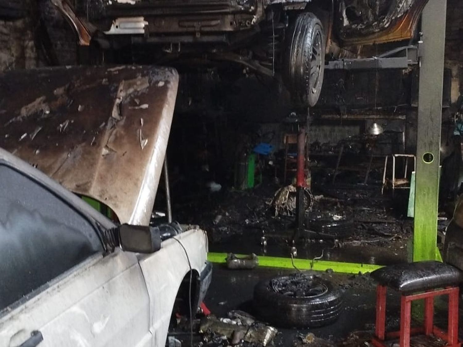 Voraz incendio en taller mecánico genera pérdidas casi totales