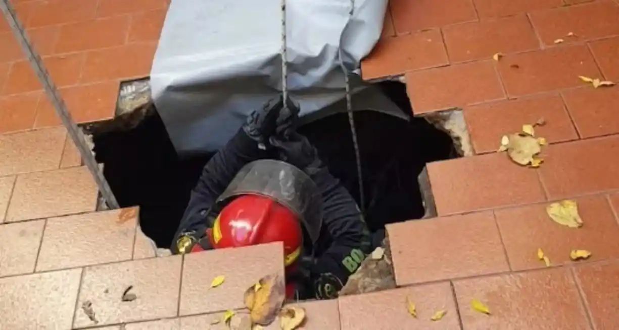 Uno de los efectivos bajó y ayudó a la mujer para sostenerla con la cuerda hasta trasladarla hasta arriba.
