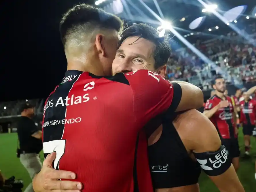 El abrazo de Messi y Cóccaro luego del partido.