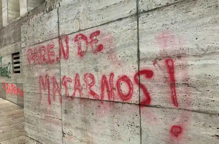 Pintadas en el Monumento tras la marcha por el Día Internacional de la Mujer