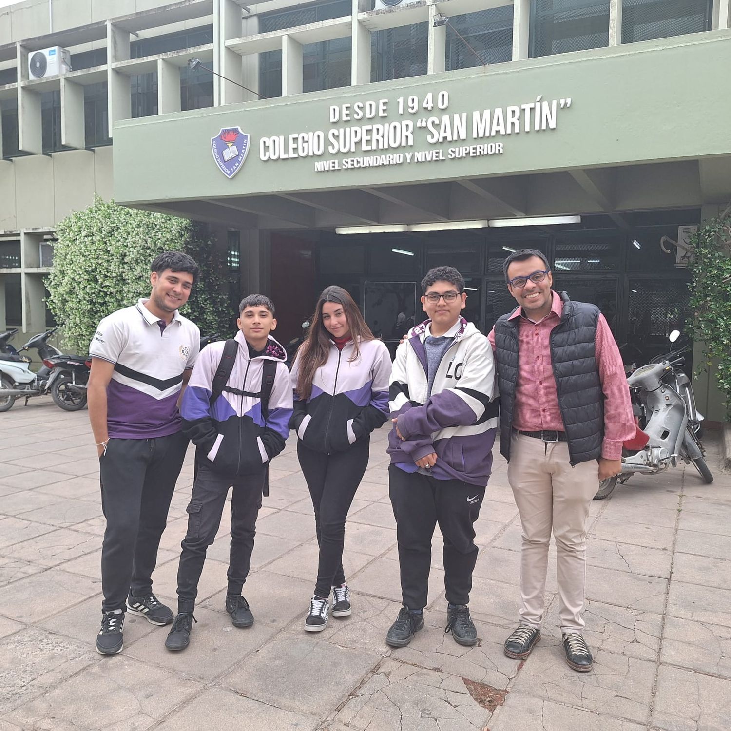 Los estudiantes de sexto año junto al vicedirector Pablo Rojas.