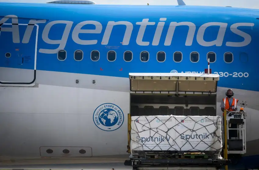 Llegan hoy otras 800 mil vacunas desde Moscú y Argentina llega a casi 9 millones de dosis