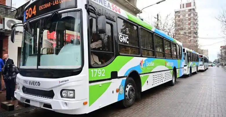 Escobar presentó siete colectivos propulsados íntegramente a GNC.