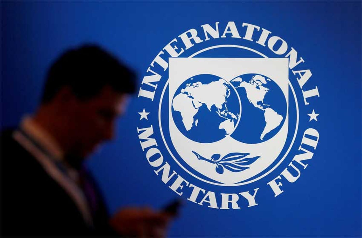 El FMI habilitaría el desembolso de 800 millones de dólares para Argentina