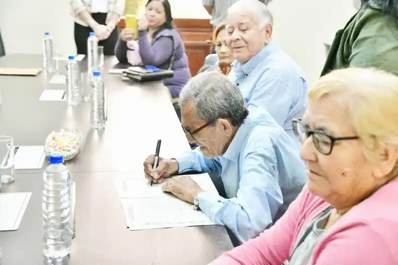 Vecinos del Eva Perón firmaron junto al 
intendente Jofré la escritura de sus terrenos