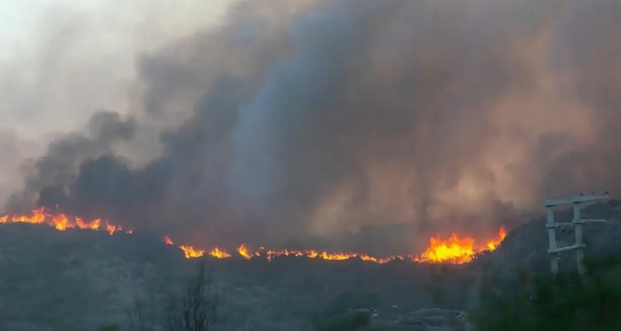 El fuego se inició entre las localidades de Cabalango y Tanti.