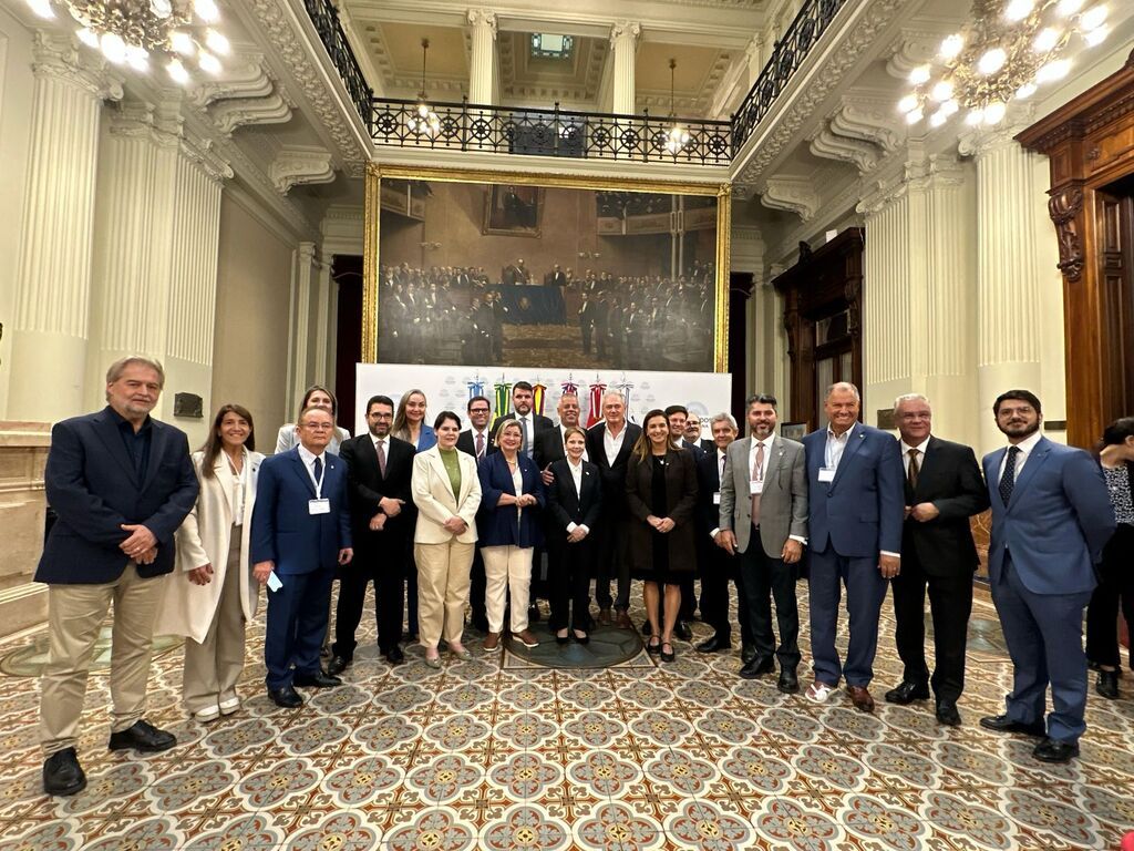Mirabella entre los participantes de la 2° Cumbre Sudamericana Agroglobal