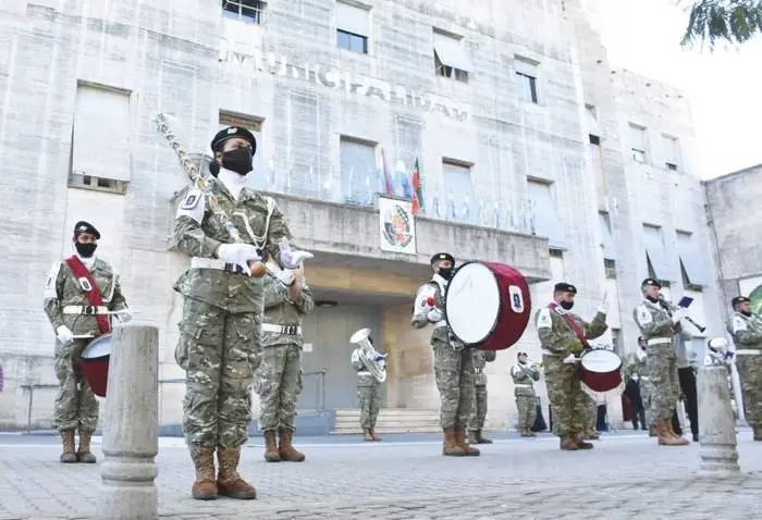 El Regimiento interpretó el Himno Nacional frente al Palacio Municipal