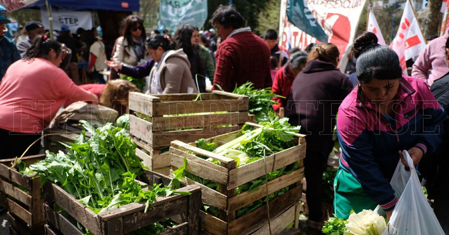 Pequeños productores realizaron un "feriazo" frente al Palacio Comunal