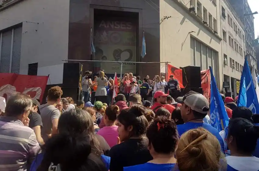Más de 5 mil personas se movilizaron en Rosario en contra del gobierno nacional