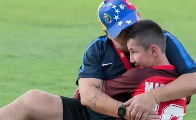 El conmovedor video de Maradona con su pequeño fan al que le faltan las piernas