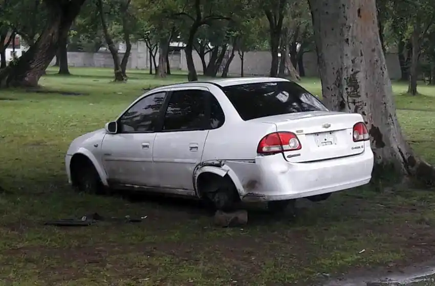 Lo asaltaron en la puerta de su casa, le robaron el auto y el vehículo apareció sin ruedas en un parque
