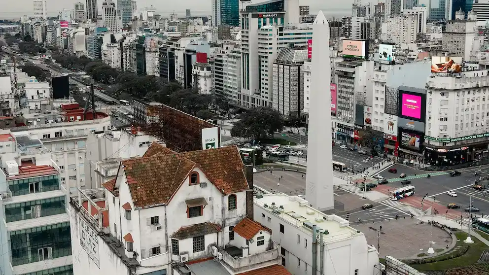 Se vende el histórico chalet sobre una terraza frente al Obelisco: su increíble historia