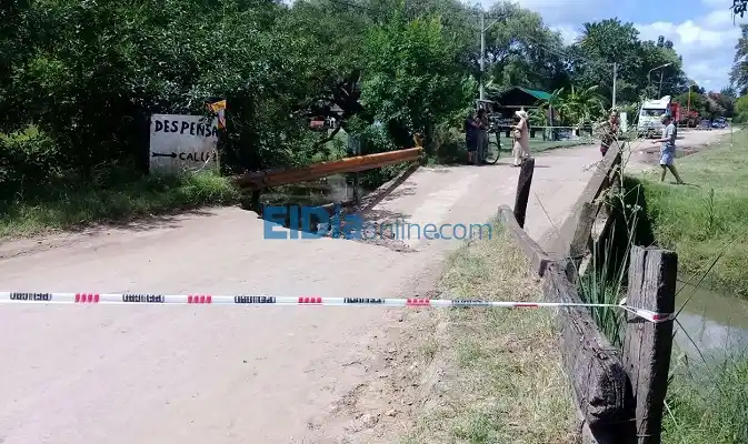Tras el paso de un camión, se desmoronó un puente en el Camino de la Costa