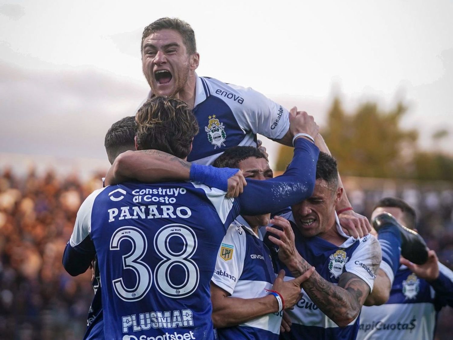 Gimnasia ganó un partido a media luz