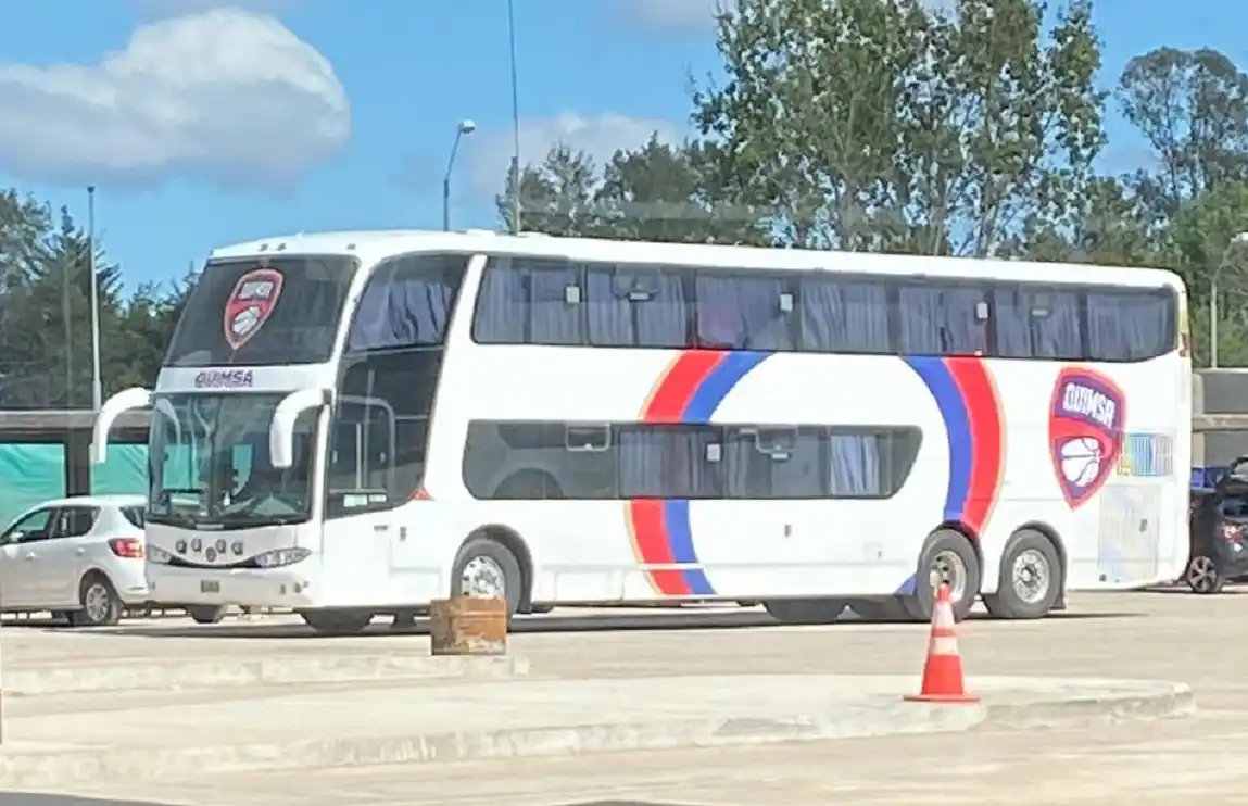 Tras ser campeón, el plantel de Quimsa estuvo varado en el Puente Internacional