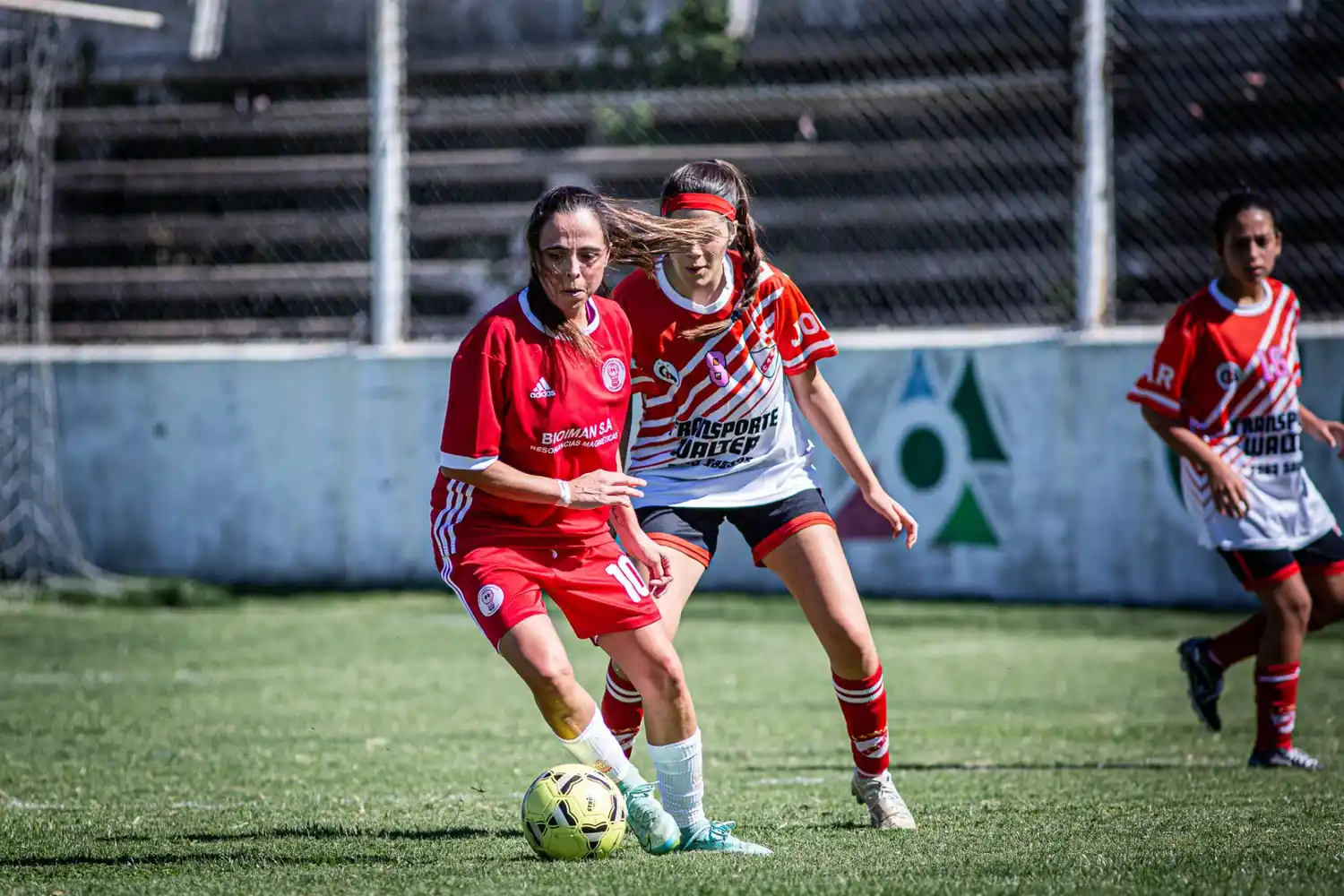 El Oficial de fútbol femenino comenzó con goleadas