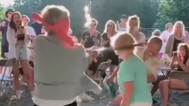 VIDEO | Una mujer quiso romper una piñata, le erró y le terminó dando un palazo a su suegra