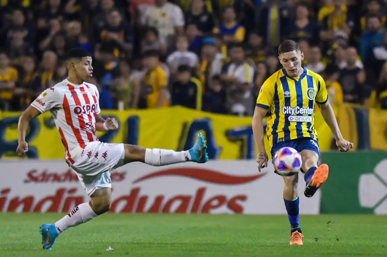 Rodríguez intenta enviar un centro ante Machuca.