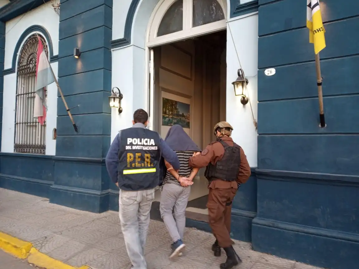 Se subieron a un remis, amenazaron con un arma al conductor y le robaron