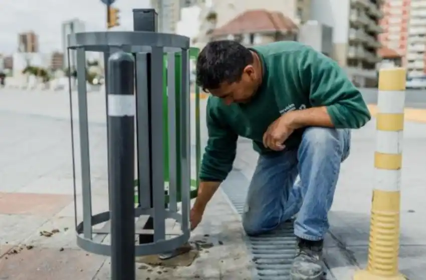 El municipio colocó nuevos cestos de residuos en la zona costera