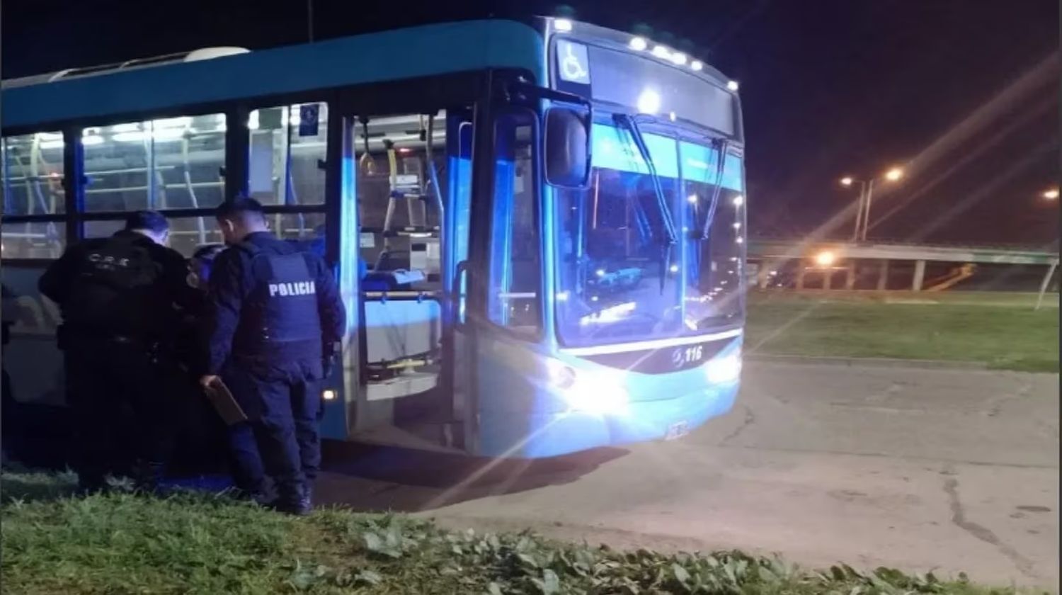 Rosario: atacaron dos colectivos en menos de un hora y dejaron amenazas a Pullaro