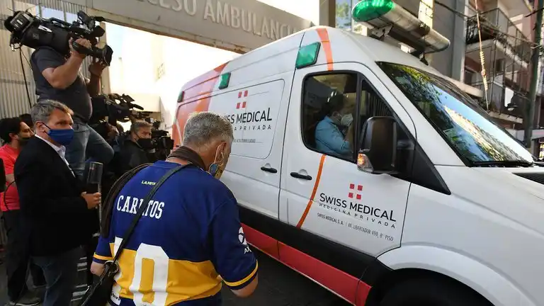 Los fanáticos alentaron al astro cuando salió en la ambulancia. Otros, rezaron por su recuperación