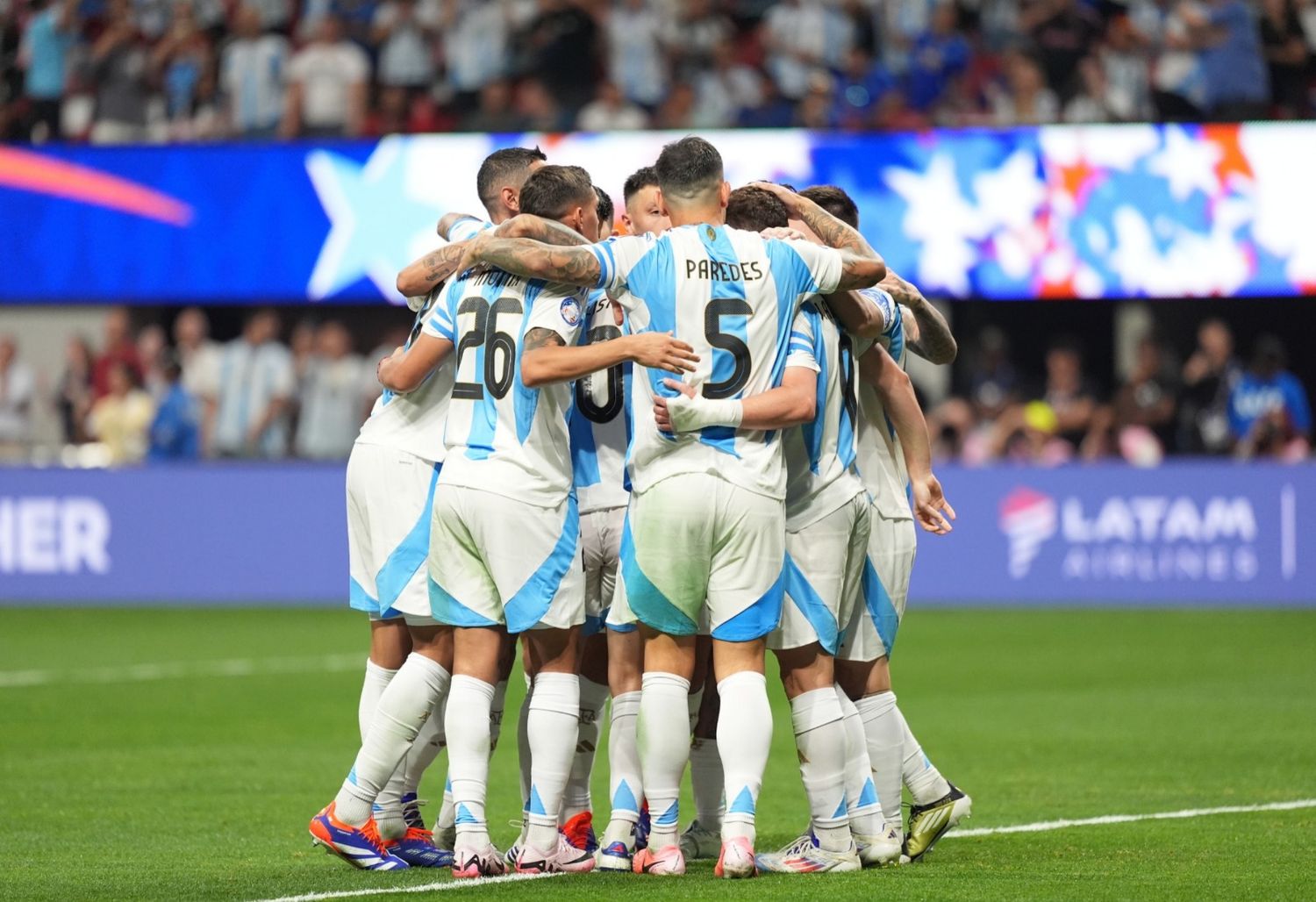 Argentina le ganó a Canadá por 2 a 0 en el debut por Copa América