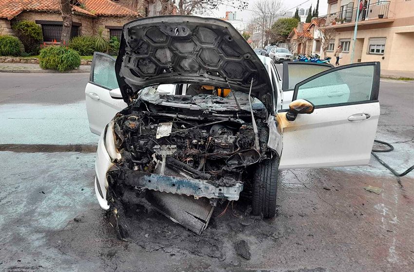 Se incendió un auto en la zona de la Vieja Terminal