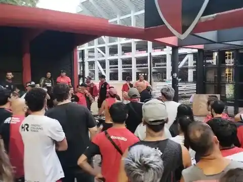 Newell’s pidió mantener la calma a sus hinchas y anunció que llamará a elecciones