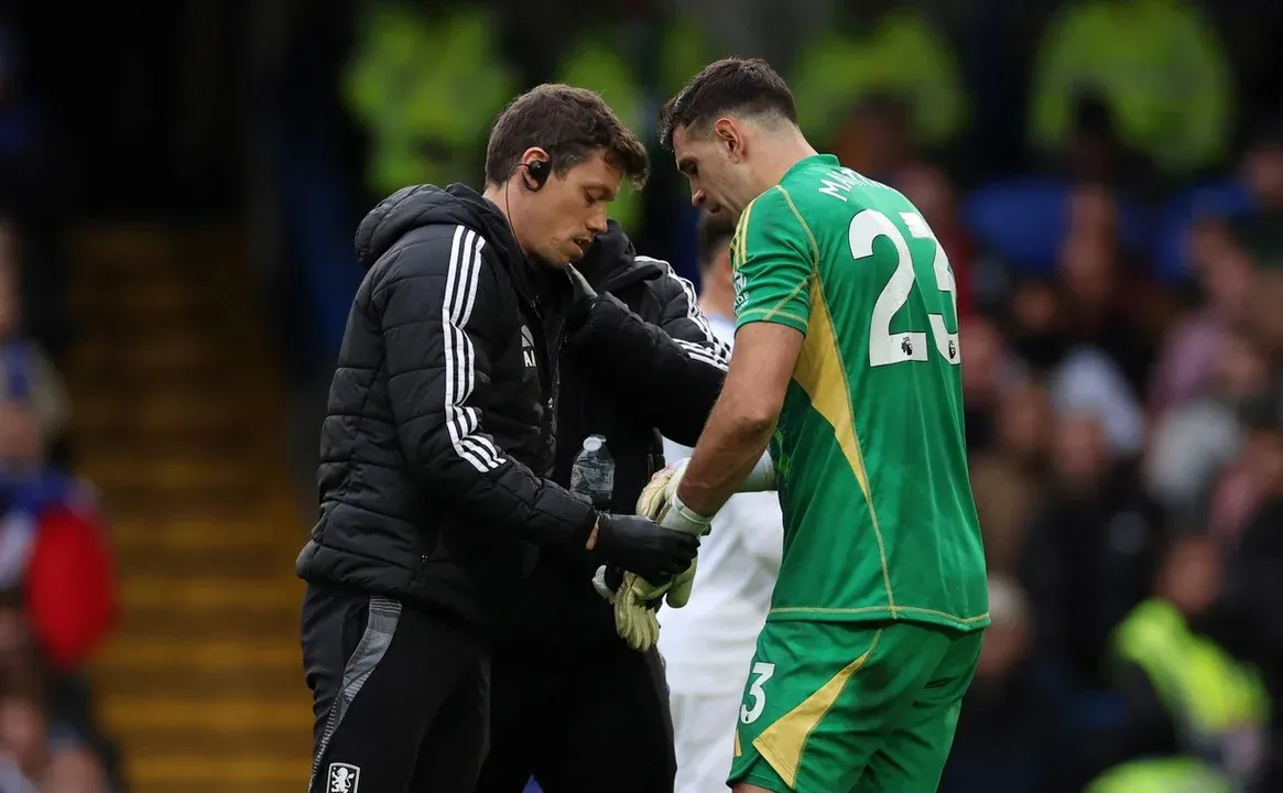 El Dibu Martínez salió lesionado en el duelo ante el Chelsea.