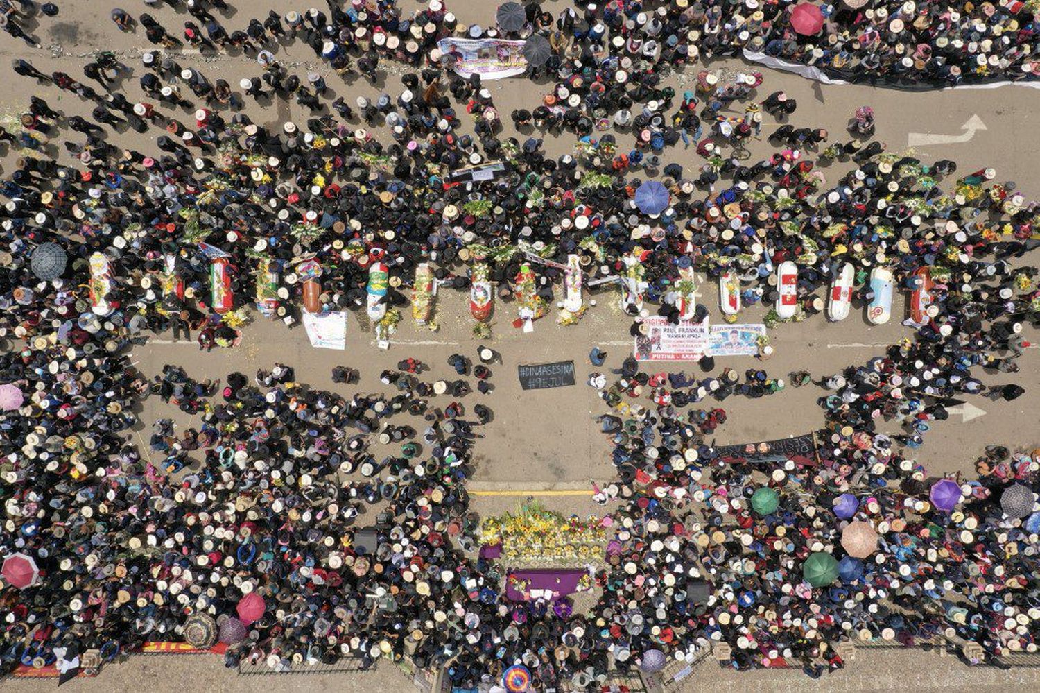 ¡YA VAN 48 MUERTOS! No cesan bloqueos y protestas en Perú (+FOTOS)